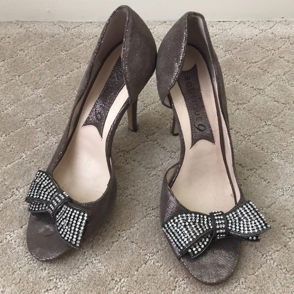 NWOT Boutique 9 metallic leather heels w/bow